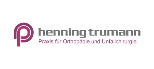 Logo der Praxis für Orthopädie und Unfallchirurgie von Henning Trumann, gestaltet mit modernem Schriftzug und grafischen Elementen in lila und grau.