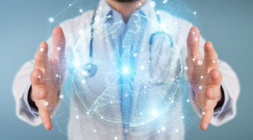 Ein Arzt mit Stethoskop hält eine digitale, leuchtende Weltkugel in seinen Händen, die vernetzte Gesundheitsdaten symbolisiert.