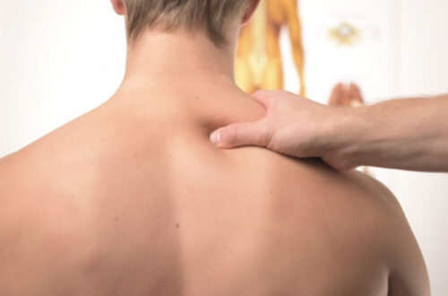 Massagebehandlung im Nackenbereich eines Patienten, der von einem Therapeuten behandelt wird, mit anatomischen Diagrammen im Hintergrund.