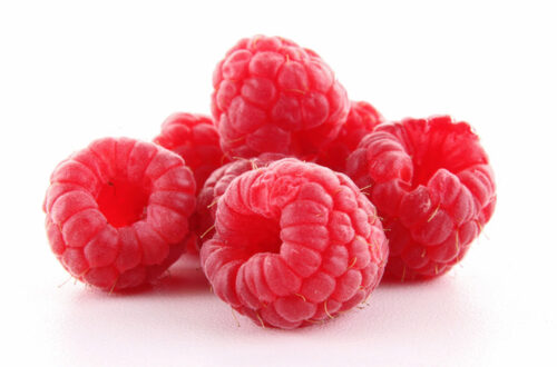 Frische Himbeeren auf weißem Hintergrund, ideal für gesunde Rezepte und Desserts.