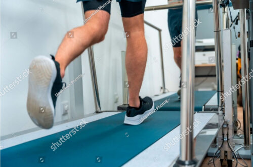 Personen laufen auf Laufbändern in einem modernen Fitnessstudio, um ihre Ausdauer zu verbessern und Fitnessziele zu erreichen. Die Atmosphäre ist aktiv und motivierend.